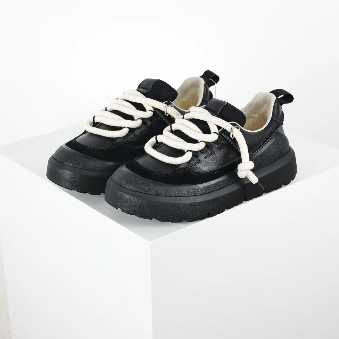 Copy price 💰700 Core recommendation Good price In recent years, uug has launched a series of styles that are partially geared towards the preferences of young consumers and have also moved to the forefront of fashion trends. Shoe body material Water-repellent coated suede upper 17 mm UGGPURE™ implanted wool insole Lightweight non-slip comfortable rubber outsole Brand LOGO trademark Comes with a full set of packaging Size: 36 37 38 39 40 41 42 43 44 45